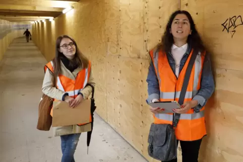 Maria Schabert (links) von CampusKultur und Initiatorin Maryam Arabshahi in der Unterführung.