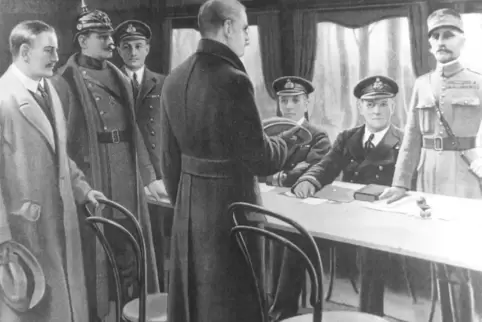 Auf einem Gemälde: Erzberger 1918 (Mitte) bei der Unterzeichnung des Waffenstillstandes in einem Eisenbahnwaggon bei Paris.