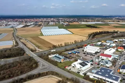 Römerberg: Gewerbegebiet mit Blick auf weitere Flächen nördlich der B9. 