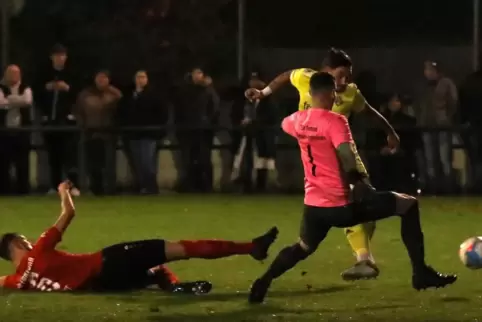 Daniel Becht (links) kommt zu spät, Torwart Martin Herrmann ist ohne Chance. Philipp Herrmann schiesst das 2-0 für FK Pirmasens.