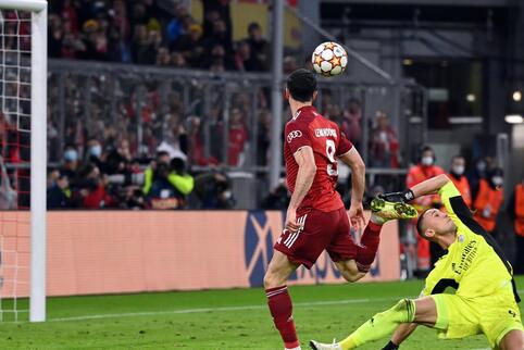 Münchens Robert Lewandowski (l) erzielt den Treffer zum 4:1 gegen Lissabons Torhüter Odisseas Vlachodimos (r). Foto: 