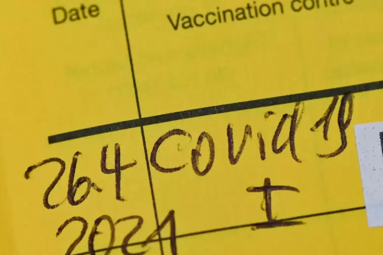In einem Impfpass ist der Eintrag einer Erstimpfung gegen das Coronavirus zu lesen. 