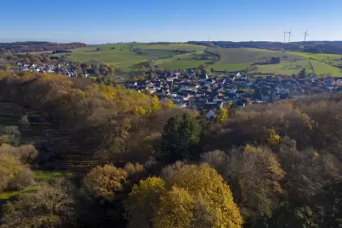 Für Wanderer eine Augenweide: das Kuseler Land (im Bild Breitenbach) im Herbst. 
