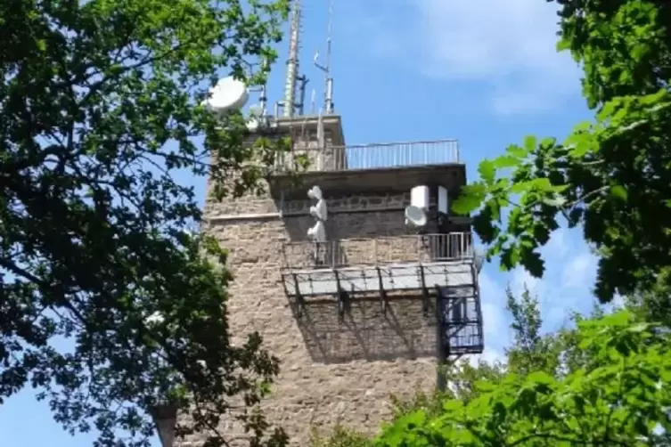 Steht auf der dritthöchsten Erhebung des Landkreises Kusel: der Potzbergturm. 