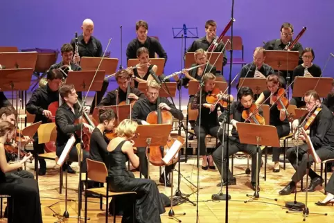 Das Euroclassic-Festivalorchester bei seinem Auftritt im Oktober 2016 in der Pirmasenser Festhalle.