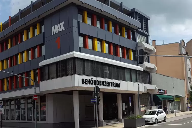 An der Treppe des Bürgerzentrums in der Maxstraße fingen die Auseinandersetzungen an. 