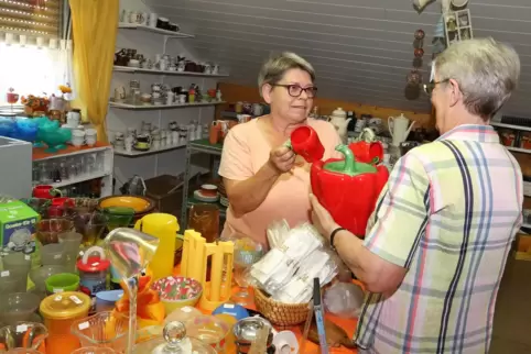 Ein Bild aus früheren Zeiten: Leiterin Rosemarie Jäger-Wiebelt im Laden „Allerlei für Jedermann“. 