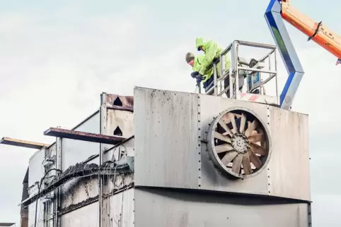 Einsatzkräfte der Feuerwehr versuchen sich ein Bild vom Innern der Anlage zu machen.