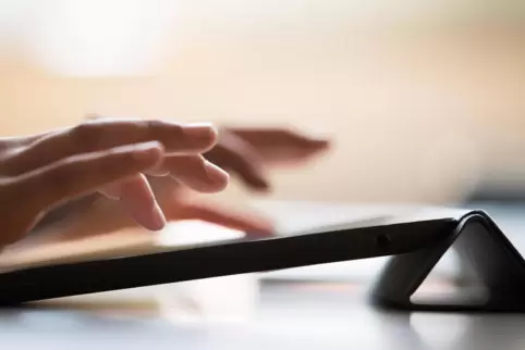Auch Lehrer erhalten nun iPads als Leihgeräte, um den digitalen Unterricht vorbereiten zu können.