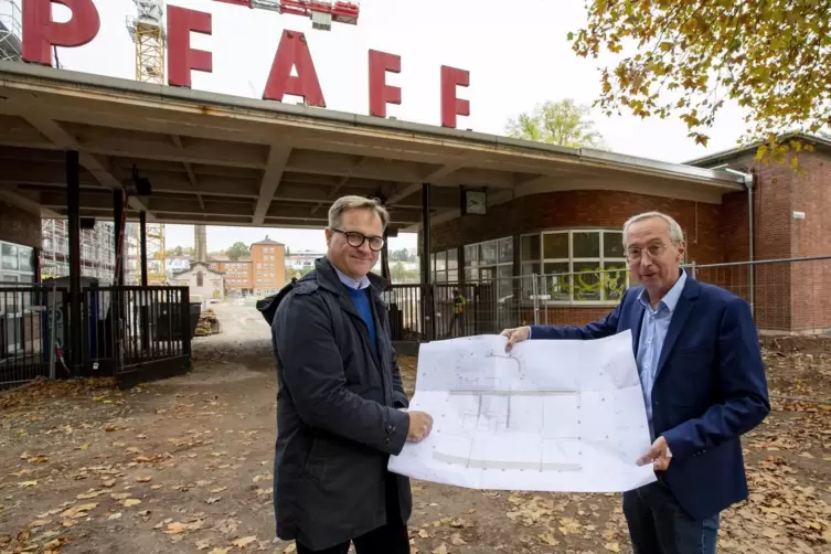 Architekt Holger Gräf (links) erläutert PEG-Geschäftsführer Stefan Kremer die Pläne für den Umbau der Pförtnerloge an der Königs