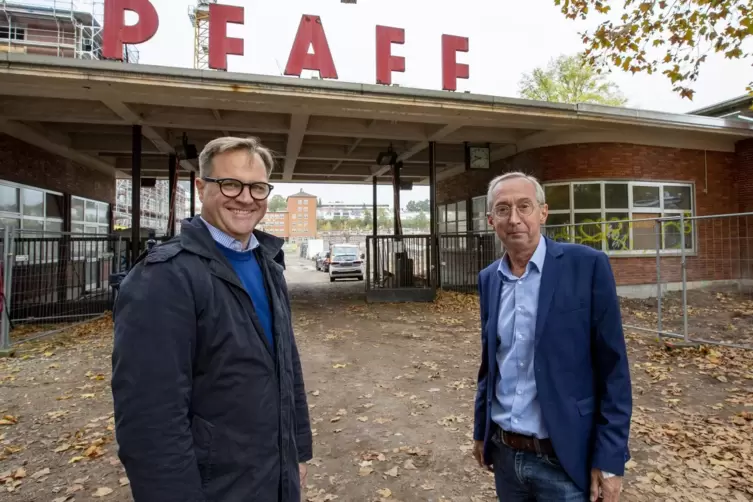 Architekt Holger Gräf (links) und PEG-Geschäftsführer Stefan Kremer am Eingang zum ehemaligen Pfaff-Gelände, wo ein neues Stadtq