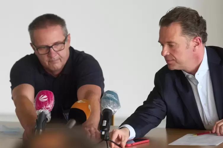 Der stellvertretende Betriebsratsvorsitzende der Flughafen Frankfurt-Hahn GmbH, Karl-Heinz Heinrich (links), zusammen mit dem vo