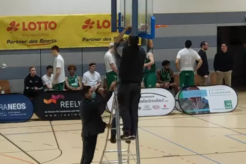 Der Korb in der Sporthalle Nord wird ausgetauscht. 