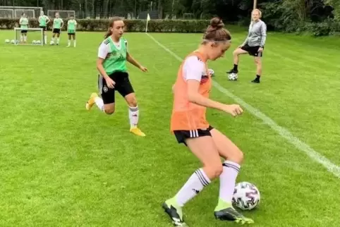Emma Wagner (vorne) hat die ersten Schritte bei DFB-Lehrgängen im Nationaltrikot gemacht. Jetzt soll die Länderspiel-Premiere fo