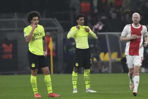 Dortmunds Axel Witsel (l) und Dortmunds Jude Bellingham (M)enttäuscht nach dem 1:1.