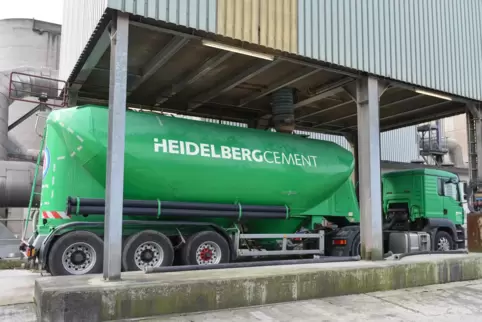 Ein Lastwagen steht im Zementwerk des Baustoffkonzerns HeidelbergCement in Leimen in einer Verladestation. 