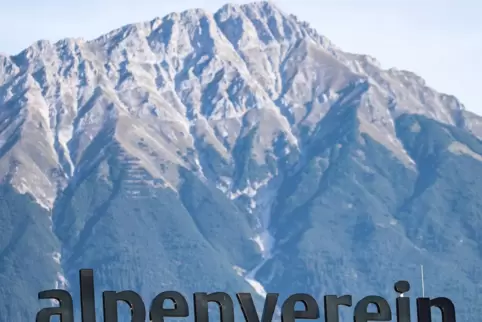 Wer die Berge wirklich liebt – unser Foto zeigt im Hintergrund die Nordkette bei Innsbruck – sollte nicht hinfahren, sagen Umwel