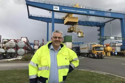 Harald Schlegel vor einer Krananlage des Kombiverkehrsterminals. 1300 bis 1400 Container werden dort am Tag umgeschlagen. Etwa 3