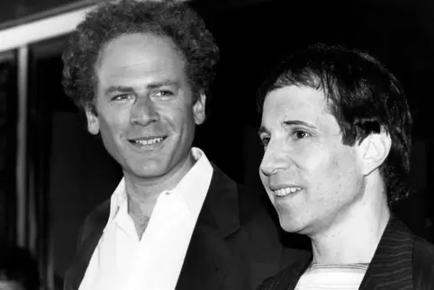 Noch heute Dauergäste im Radio: Paul Simon (rechts) und Art Garfunkel, hier im Jahr 1982. 