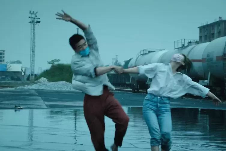 Der Film „Shen Kong“ aus China, gesetzt als „Centre Piece“, zeigt ein Paar, das sich im Lockdown kennenlernt. 