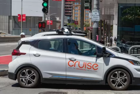 Ein selbstfahrendes Auto der General-Motors-Tochterfirma Cruise ist im dichten Straßenverkehr von San Francisco unterwegs. 