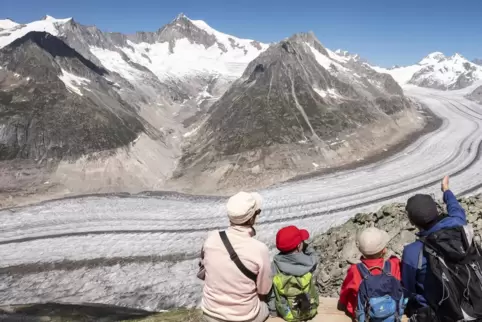 Wanderer betrachten den Aletschgletscher – zumindest, was von ihm noch übrig ist. 
