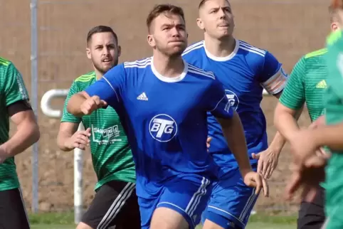 Der Zellertaler Stürmer Felix Grünewald (im Vordergrund) erzielte das 1:0 gegen Steinbach/Börrstadt II, hatte die Chance zum 2:0