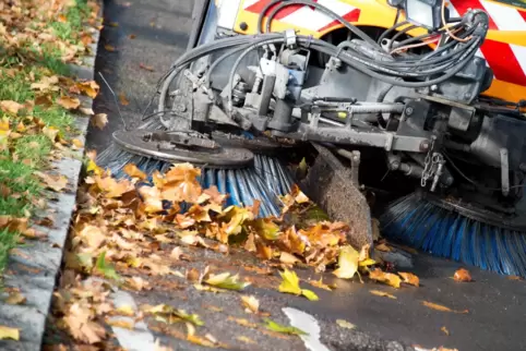 Bürger werden für viele Leistungen der Stadt künftig mehr zahlen müssen. Dazu gehört auch die Straßenreinigung. Bürger werden für viele Leistungen der Stadt künftig mehr zahlen müssen. Dazu gehört auch die Straßenreinigung.