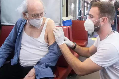 Ältere Menschen werden derzeit zum dritten Mal gegen das Coronavirus geimpft. Vor einer Ansteckung werden sie dadurch nicht gesc