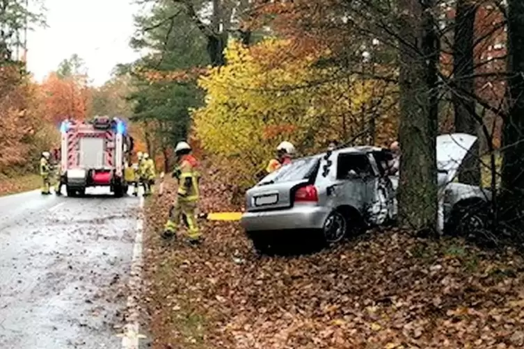 Die Feuerwehr befreite die Beifahrerin aus dem völlig deformierten Wagen. 