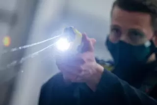 Ein Schuss der Stromstoß-Pistole Taser soll Menschen kurz wehrlos machen, aber keine weiteren Schäden anrichten. Kritiker bezwei