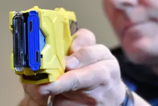 Ein Schuss der Stromstoß-Pistole Taser soll Menschen kurz wehrlos machen, aber keine weiteren Schäden anrichten. In Neustadt ist