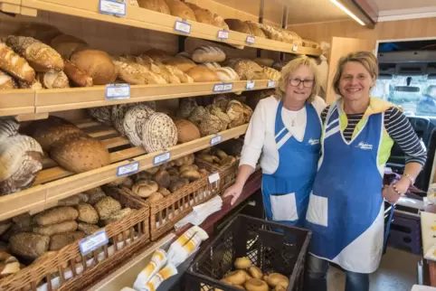 Madeleine Seyfert (links) und Beate Häberle versorgen die Kunden am Verkaufsstand von Bäckerei Scheidt mit frischen Backwaren. 