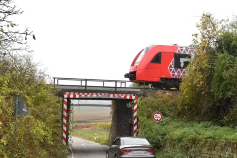 Schmal und niedrig: die Dackenheimer Bahnüberführung. 