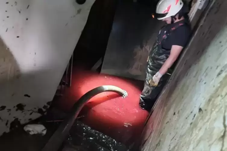 Bereits im Juli hat die Steinbacher Feuerwehr in Dernau und Marienthal kr&auml;ftig mit angepackt.
