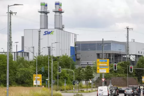 Das alte Kohlekraftwerk der Stadtwerke wird derzeit auf Gasbetrieb umgebaut. Die vier Kamine der Gasturbinen auf dem Dach zeugen