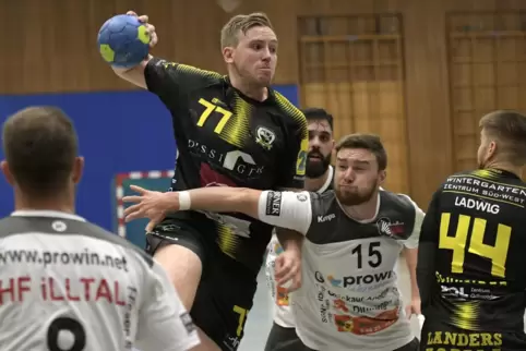 Tim Schmieder (beim Wurf) hat eine neue Rolle beim Handball-Oberligisten VTV Mundenheim. 