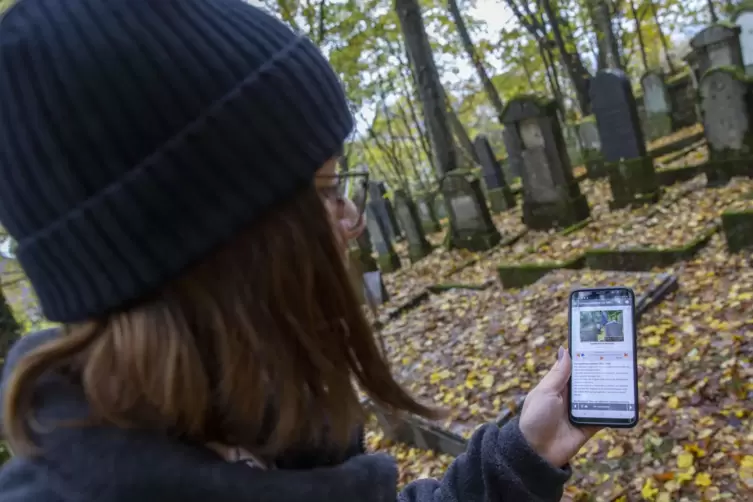 Katharina Naumann, Schülerin des Saarpfalz-Gymnasiums, mit der Handy-App auf dem Homburger Judenfriedhof. Das Programm liefert I