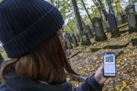 Katharina Naumann, Schülerin des Saarpfalz-Gymnasiums, mit der Handy-App auf dem Homburger Judenfriedhof. Das Programm liefert I