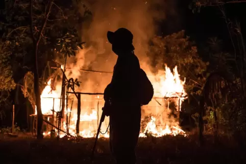  Feuer gegen die Eindringlinge: Die Krikati brennen einen Unterschlupf illegaler Holzfäller nieder.