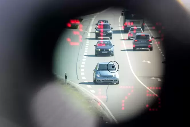 Blick durch die Laserpistole: Die Geräte liefern Tempo-Werte, aber keine Beweisfotos. Blick durch die Laserpistole: Die Geräte liefern Tempo-Werte, aber keine Beweisfotos.