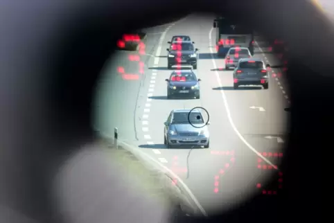 Blick durch die Laserpistole: Die Geräte liefern Tempo-Werte, aber keine Beweisfotos. 