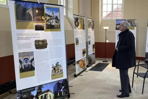 Thomas Popp, Schatzmeister des Freundeskreises ehemalige Deidesheimer Synagoge, in der Ausstellung, die von Samstag an zu sehen 