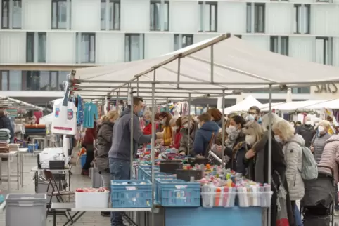 Gute besucht: Der deutsch-holländische Stoffmarkt auf dem Stiftsplatz.