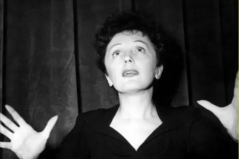 Édith Piaf bei einem Auftritt 1956. 