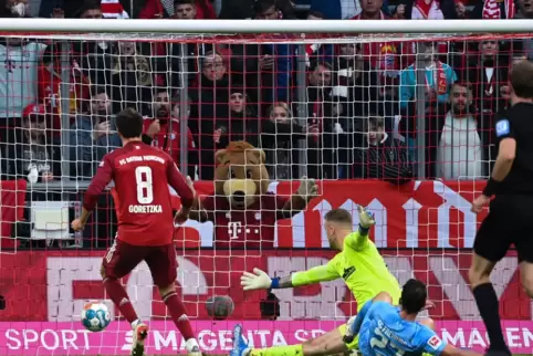 Allianz Arena: Münchens Leon Goretzka (l) trifft zum 1-0 gegen Freiburgs Torwart Mark Flekken (M) und Freiburgs Nicolas Höfler. 