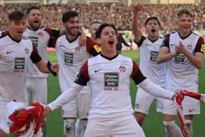 AUSGELASSENDie Spieler des 1. FC Kaiserslautern, im Vordergrund Nicolas Sessa, bejubeln den 2:0-Derbysieg in Saarbrücken mit ihr AUSGELASSENDie Spieler des 1. FC Kaiserslautern, im Vordergrund Nicolas Sessa, bejubeln den 2:0-Derbysieg in Saarbrücken mit ihr