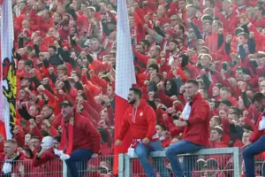 Machtspiele: FCK-Fans dicht an dicht ohne 2G und ohne 3G im Ludwigspark. Machtspiele: FCK-Fans dicht an dicht ohne 2G und ohne 3G im Ludwigspark.