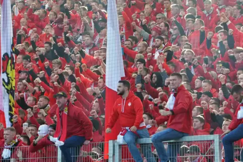 Machtspiele: FCK-Fans dicht an dicht ohne 2G und ohne 3G im Ludwigspark.
