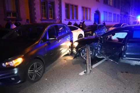 Bei einem Verkehrsunfall in der Mannheimer Innenstadt am Samstagabend ist ein Schaden von rund 185.000 Euro entstanden. 